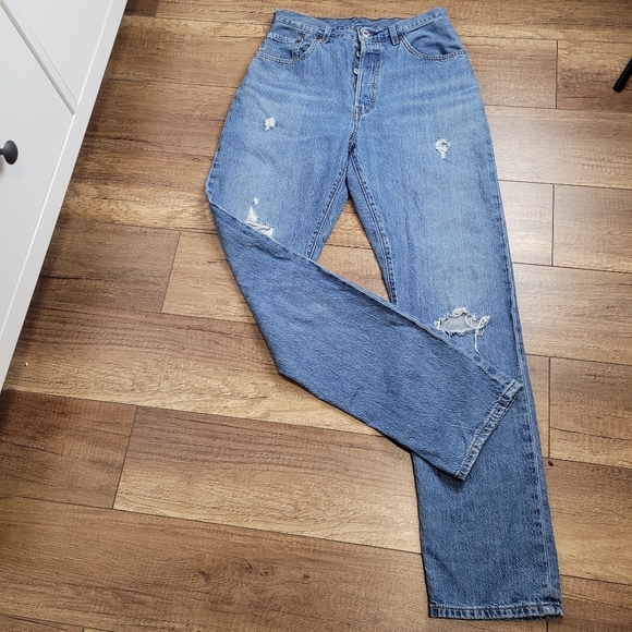 Levi's Women's 501 original light wash straight leg distressed button fly jeans - Picture 4 of 15